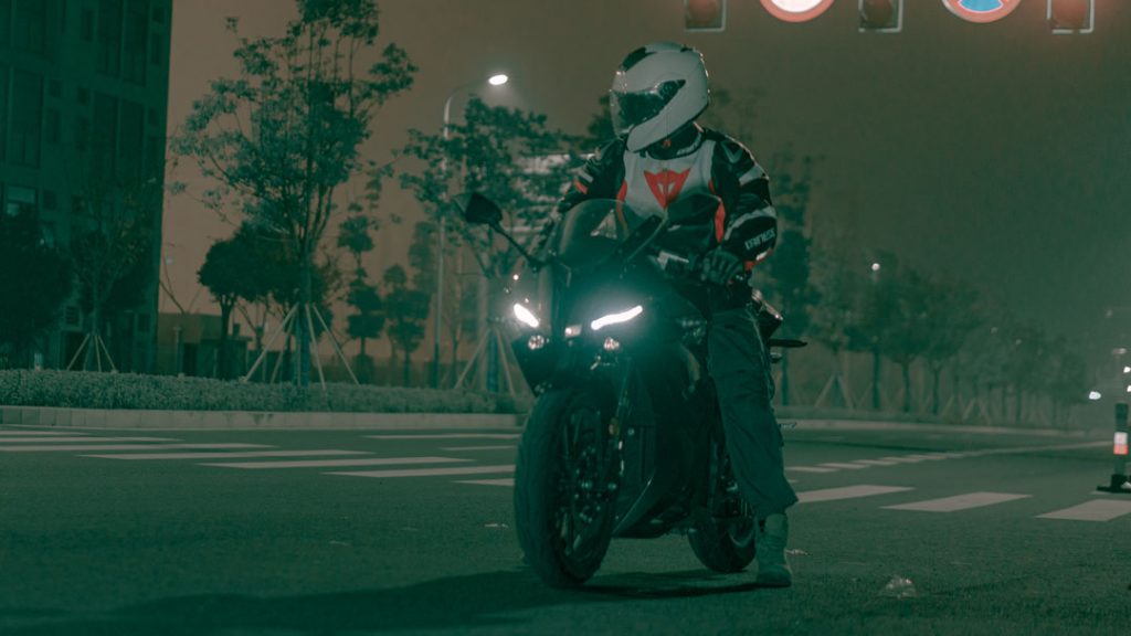 Riding an Electric Motorcycle in the Rain Key Equipment Ensures Safety - Newbott